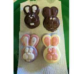 This Easter bunny chocolate covered Oreos is made with love by What A Delightful Treat! Shop more unique gift ideas today with Spots Initiatives, the best way to support creators.