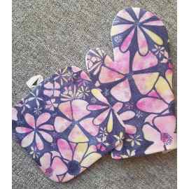 This Pot Holder/Oven Mitt Combo - Pink & Black floral is made with love by Studio Patty D! Shop more unique gift ideas today with Spots Initiatives, the best way to support creators.